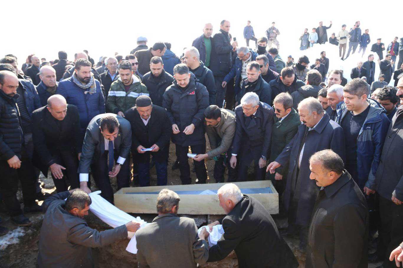 Van'da, depremde hayatını kaybeden 9 kişinin cenazesi defnedildi